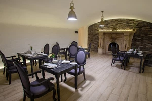 salon-cu-semineu-restaurant-butoias